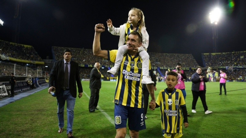 La emotiva despedida del goleador canalla este sábado en el Gigante. 