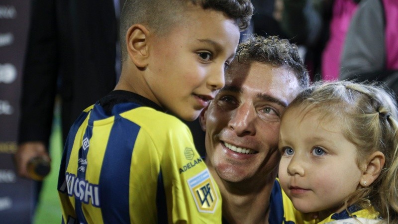 La emotiva despedida del goleador canalla este sábado en el Gigante. 