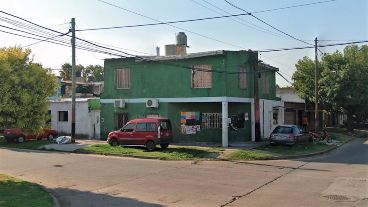 La rotisería a la que llamaron los delincuentes. Al frente vivía Omar Fernández, asesinado el 28 de abril.