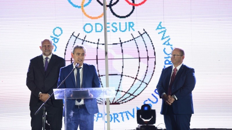 Javkin en el cierre de los jueves, junto a Perotti y el presidente de Odesur