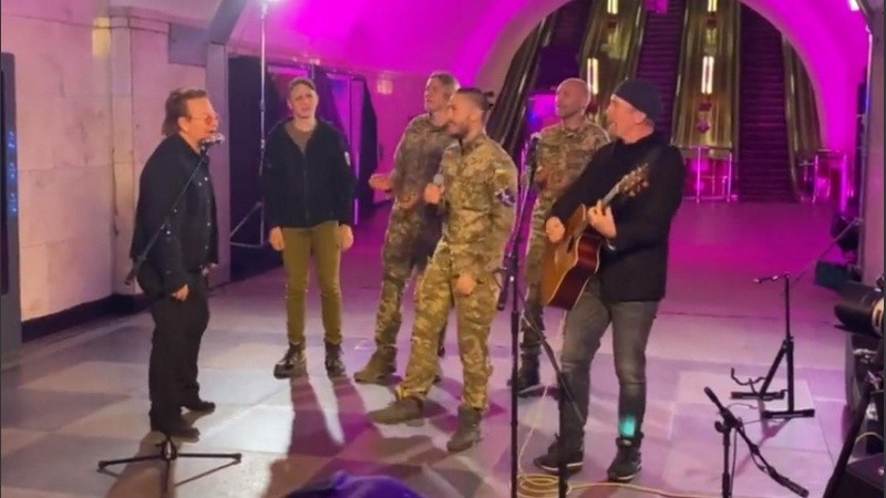 Bono y The Edge junto a soldados ucranianos en una estación de subte de Kiev