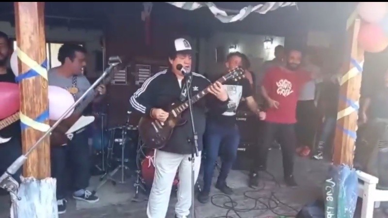 No es la primera vez que reaparece el cantante en las redes sociales. 