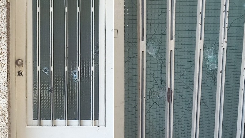 Cuatro de impactos de bala en el vidrio de la puerta.