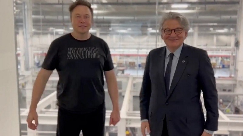 Elon Musk junto a Thierry Breton, comisario europeo de Mercado Interior y Servicios de la Unión Europea.