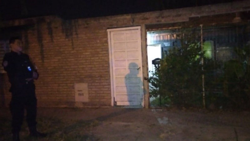 El operativo policial en la casa donde encontraron el cuerpo sin vida.