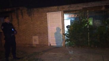 El operativo policial en la casa donde encontraron el cuerpo sin vida.