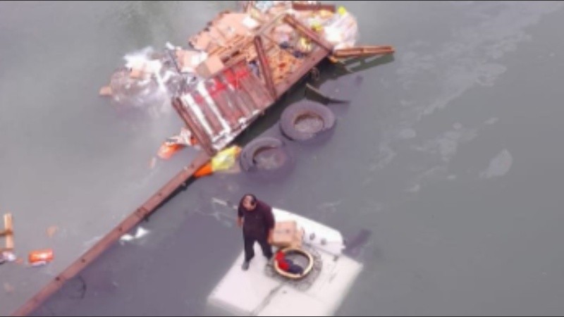 Varios videos en las redes muestran al hombre parado en la cabina del camión sumergido, en medio de mercadería que flota alrededor del vehículo.