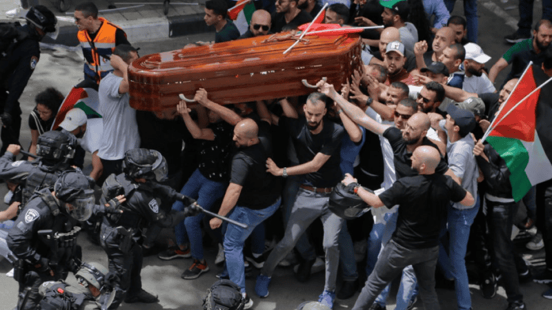 La Policía Israelí ataca a los palestinos que llevan el ataúd de la periodista Abu Aqleh.