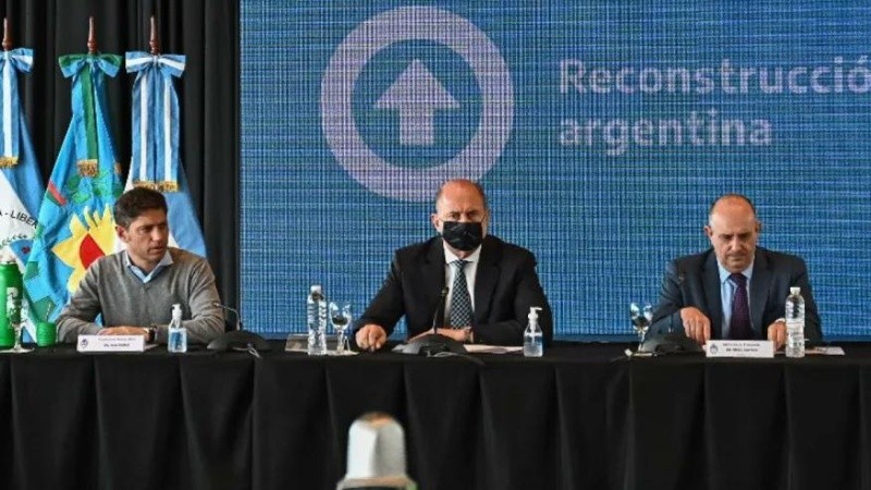 Los gobernadores Kicillof y Perotti y el ministro Guerrera, el viernes en Rosario.