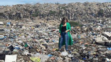 La autora del trabajo en una de "las montañas de basura a cielo abierto" del país.