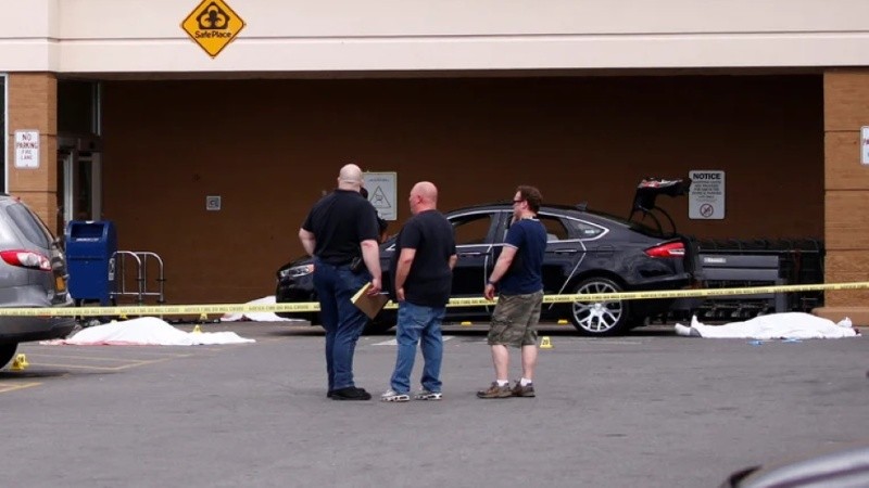 Agentes de la policía local en la escena del tiroteo. 