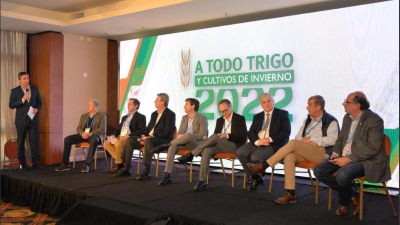 El periodista de Rosario3, Mariano Galíndez, parado, coordinó el principal panel de política comercial en la cumbre triguera realizada en Mar del Plata.