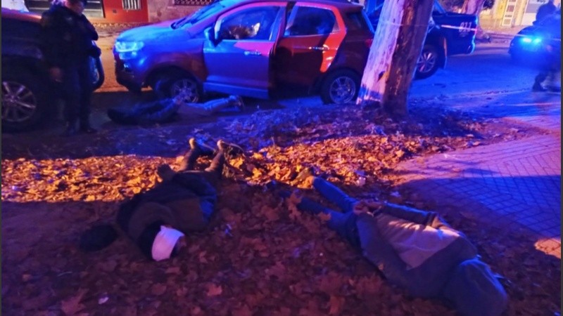 Los tres detenidos que se desplazaban en la Eco Sport roja.