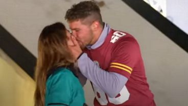 El beso se Majo Martino y Locho Loccisano.