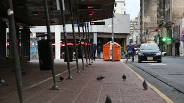 Panorama desolador en la Plaza Montenegro este martes por el frío y el paro de colectivos