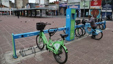 Panorama desolador en la Plaza Montenegro este martes por el frío y el paro de colectivos