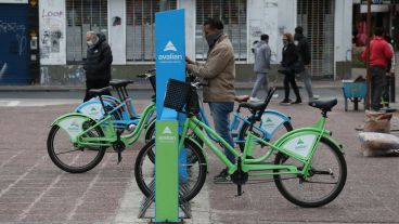 Panorama desolador en la Plaza Montenegro este martes por el frío y el paro de colectivos