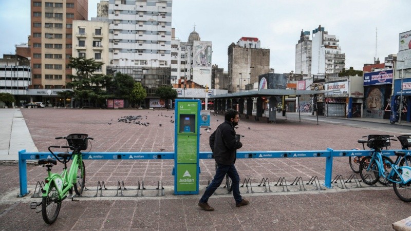 Panorama desolador en la Plaza Montenegro este martes por el frío y el paro de colectivos