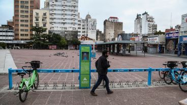 Panorama desolador en la Plaza Montenegro este martes por el frío y el paro de colectivos
