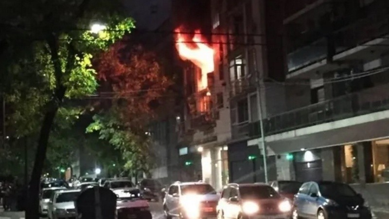 Imagen del incendio en el departamento en el que se encontraba Felipe Petinatto.