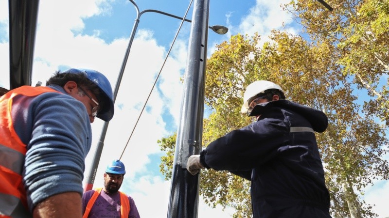 La instalación de uno de los postes para los dispositivos de fotomultas en Perón y Rouillón