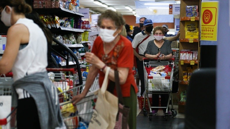 El barbijo sigue siendo clave, sobre todo en lugares cerrados.