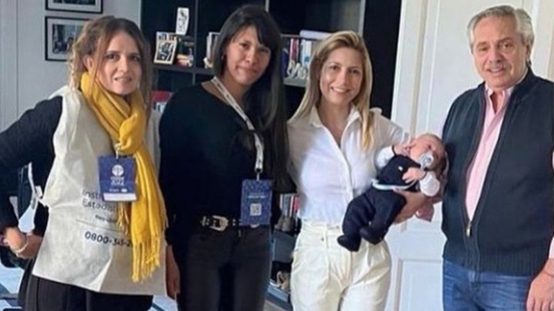 Alberto, Fabiola y Francisco con las censistas.