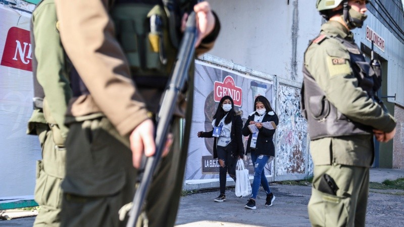 Gendarmería custodiando el trabajo de dos censistas en Rosario