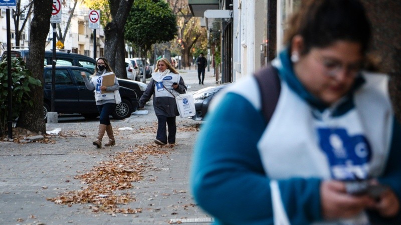 Las imágenes de los censistas haciendo su trabajo en Rosario este miércoles.