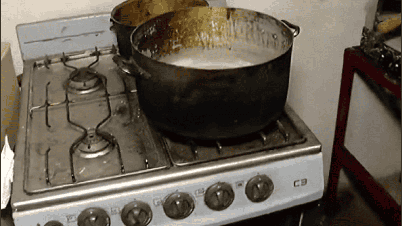 El club también les prepara comida a los chicos que van a practicar deporte.