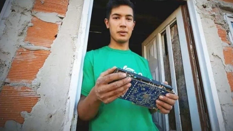 El joven aprendió a minar criptomonedas y con la plata que ganó, pudo comprar materiales. 