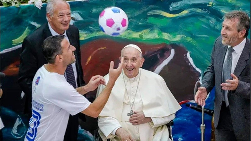 Maxi jugando con la pelota ante la sonrisa del Papa Francisco.