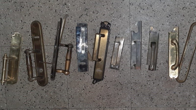 Las manijas que fueron recuperadas por la policía.