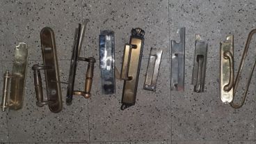 Las manijas que fueron recuperadas por la policía.