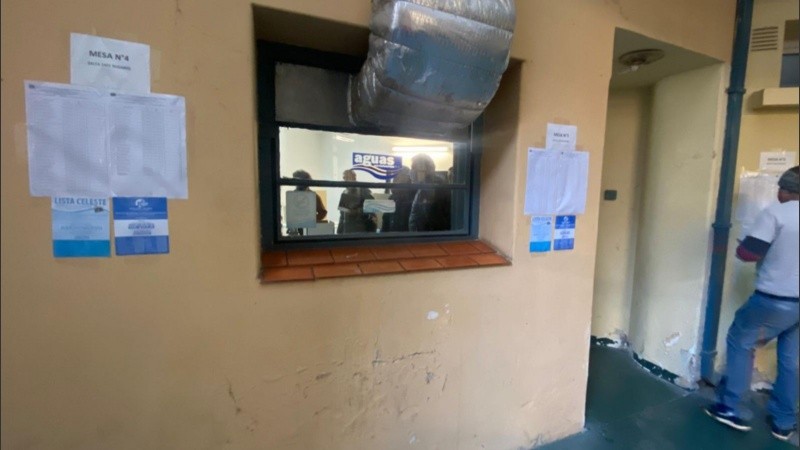 Los afiliados se acercan a las distintas sedes para emitir su voto.