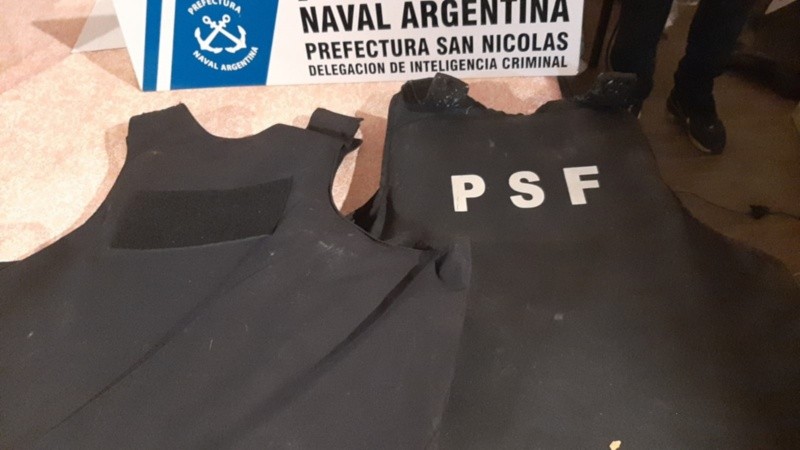 Los chalecos policiales secuestrados.