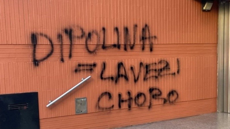 Los mensajes en la entrada al edificio.