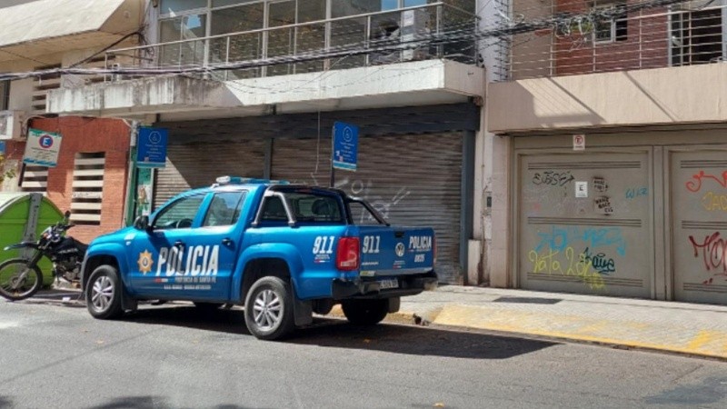 En interior del departamento que habitaba la víctima fatal 
