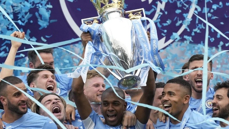 El capitán del City, Fernandinho, levanta la copa rodeado de sus compañeros de equipo.