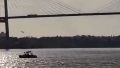 Video: la peligrosa maniobra de una avioneta que pasó por debajo del puente Rosario-Victoria