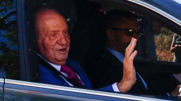 Juan Carlos I abdicó en 2014 y justificó su exilio para "facilitar" el trabajo a su hijo.