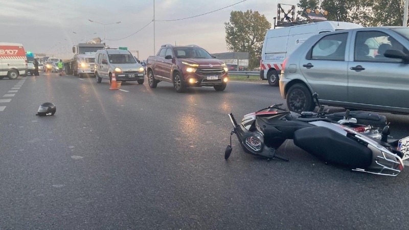 El joven primero chocó contra el auto frenado y luego fue atropellado por un tercer vehículo.