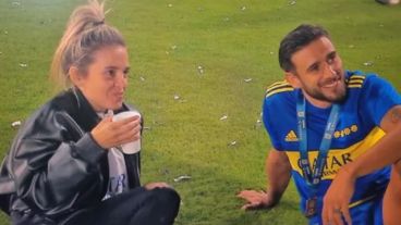 Salvio y su pareja festejando el triunfo de Boca.