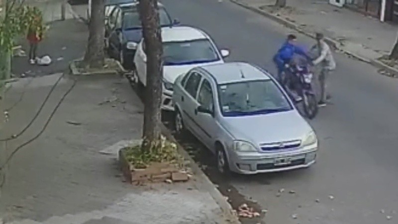 El momento en que los delincuentes huyen luego de atacar a la mujer