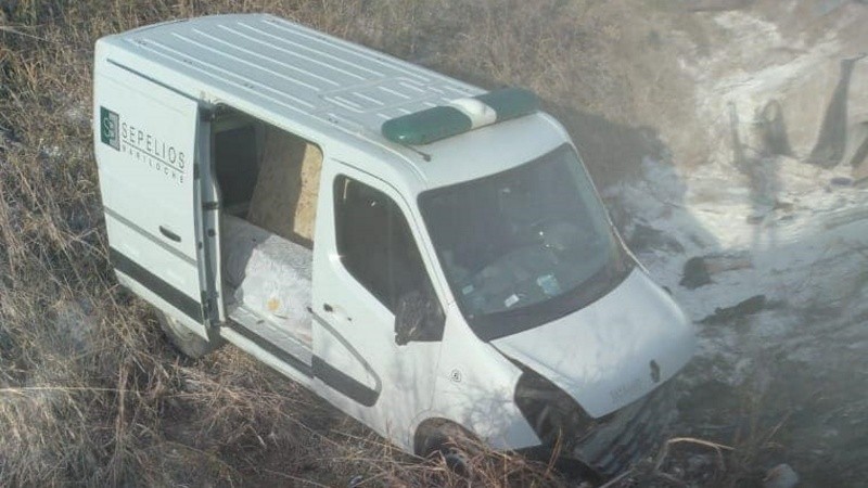 El vehículo de servicios de sepelio en el zanjón