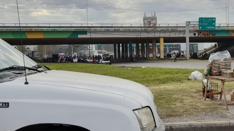 El corte sobre Presidente Perón, debajo de Circunvalación.