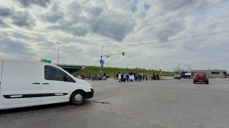 El corte sobre Presidente Perón, debajo de Circunvalación.