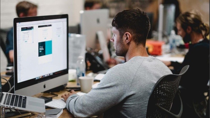 El promedio de aumento salarial en las tecnológicas de Rosario fue del 49% en 2021.