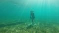 Misterioso hallazgo en Neuquén: un minotauro en el fondo de un lago