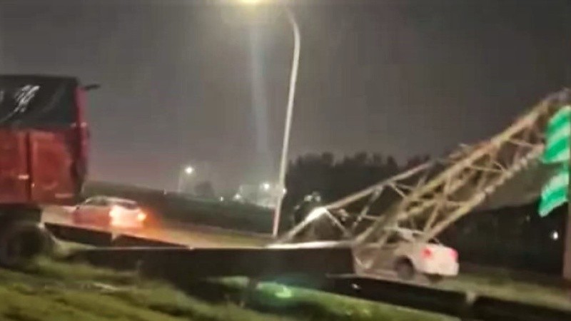 Un camión perdió el control y derrumbó un cartel.